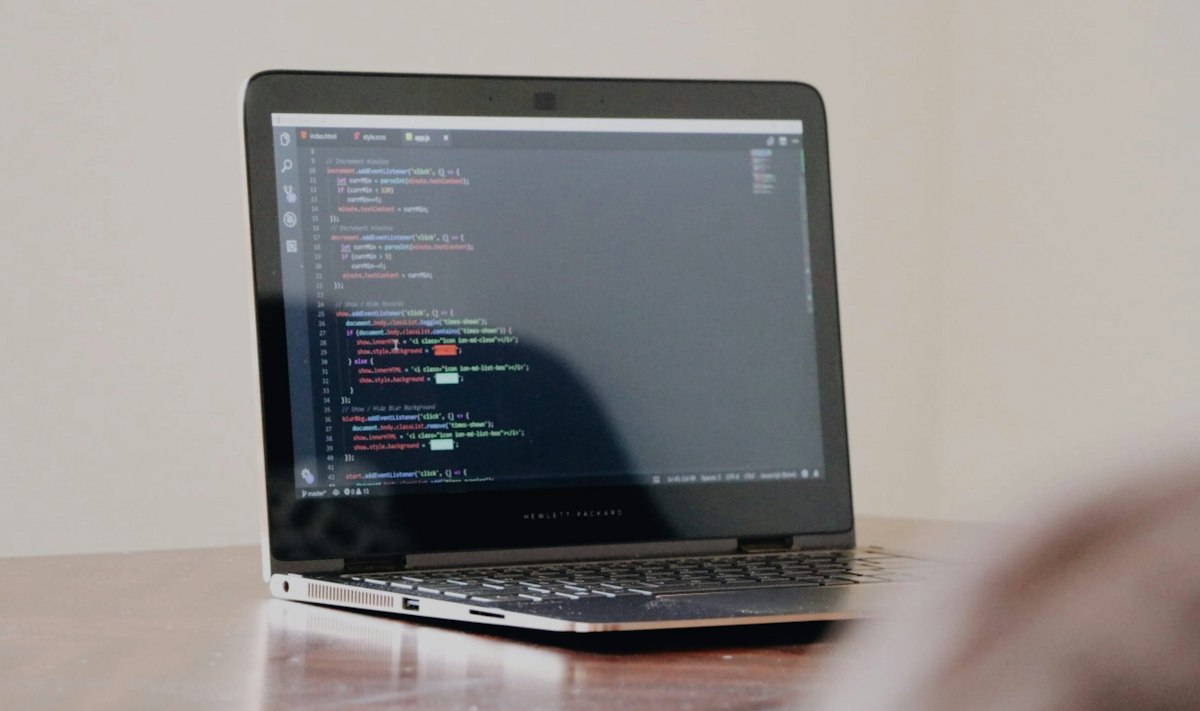 Portátil mostrando código para prompts de programación