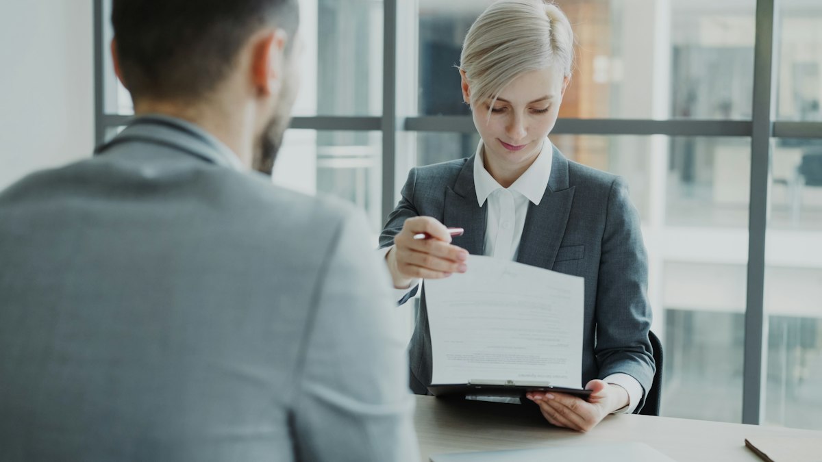 Entrevista de trabajo y revisión de currículum