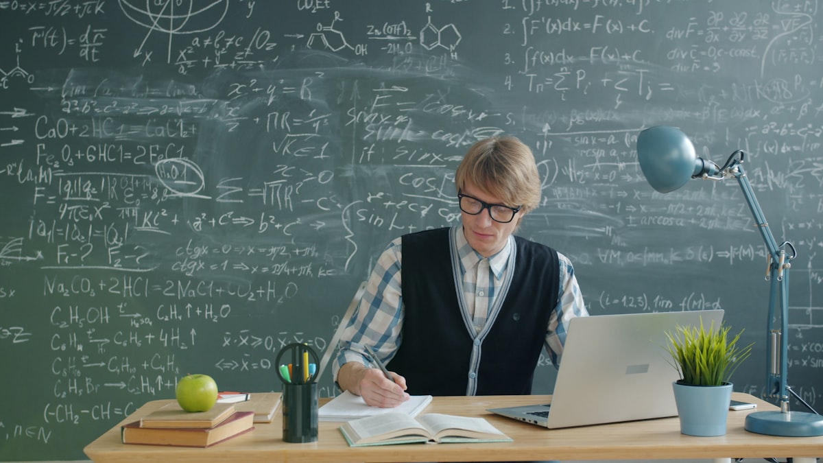 Estudiante usando un portátil para estudiar con IA